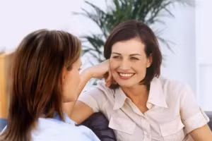 Chị dâu em chồng có thể là mối quan hệ tốt và trở thành bạn tâm giao của nhau. (Ảnh: ITN).