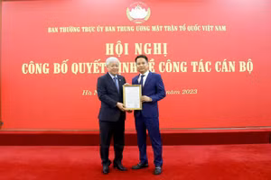 Bí thư Trung ương Đảng, Chủ tịch Ủy ban Trung ương MTTQ Việt Nam Đỗ Văn Chiến trao Quyết định bổ nhiệm cho nhà báo Trương Thành Trung - tân Tổng Biên tập Tạp chí Mặt trận.