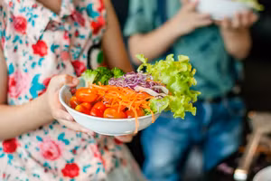 Đưa rau vào chế độ ăn hàng ngày giúp giảm nguy cơ mắc một số loại bệnh mãn tính, chống béo phì và hỗ trợ sự tăng trưởng cũng như phát triển của trẻ. (Ảnh: ITN).