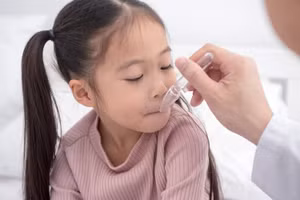 Nếu con bạn xuất hiện phản ứng khi dùng thuốc kháng sinh hoặc ngay sau khi ngừng sử dụng thuốc kháng sinh, hãy báo cho bác sĩ nhi khoa biết. (Ảnh: ITN) 