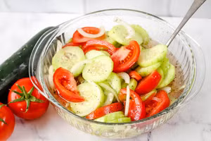 Dưa chuột có chứa một loại enzyme cản trở quá trình hấp thụ vitamin C có trong cà chua. (Ảnh: ITN)