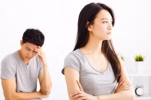 Cố gắng níu kéo tình cảm từ ai đó bằng việc thay đổi bản thân mình là một việc ngốc nghếch vô cùng. (Ảnh: ITN).