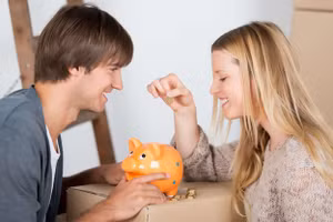 Bước đầu tiên để tiết kiệm tiền trong thời kỳ khủng hoảng là hiểu rõ về thu nhập và chi phí của mình. (Ảnh: ITN).