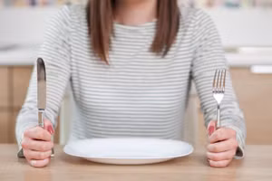 Nhịn ăn hoặc bỏ bữa không mang lại lợi ích tiềm tàng nào và có những mối nguy hiểm rất thực tế. (Ảnh: ITN)