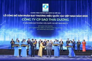 ThS.Ds.Nguyễn Thị Hương Liên - Phó tổng giám đốc Công ty CP Sao Thái Dương nhận giải Thương hiệu quốc gia Việt Nam 2022. Ảnh: Sao Thái Dương
