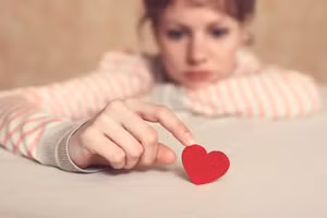 Tình yêu vốn đã khó tìm, với người thông minh lại càng khó hơn. (Ảnh: ITN)