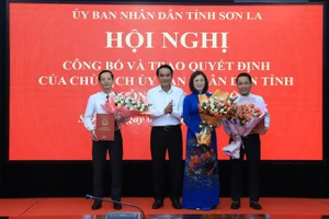 Ông Lê Hồng Minh - Phó Chủ tịch UBND tỉnh Sơn La - trao các quyết định điều động, bổ nhiệm. 