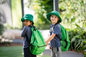  Đi du lịch với trẻ em có thể là một thách thức bởi cha mẹ có nhiệm vụ giữ an toàn cho con mình ở một nơi xa lạ. (Ảnh: ITN).