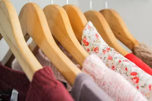 Khi sắp xếp quần áo, hãy bắt đầu với việc dọn dẹp sạch sẽ. (Ảnh: ITN)