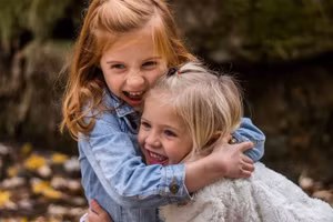 Bên ngoài giá trị của mái ấm gia đình, trẻ em cần tạo ra những kết nối để khiến chúng cảm thấy an toàn khi bước ra thế giới. (Ảnh: ITN).