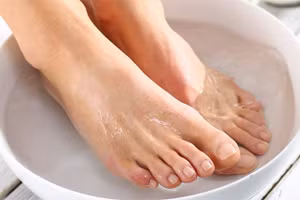 Kinh nghiệm dân gian cho rằng ngâm chân bằng nước nóng trước khi đi ngủ quả thực là một việc làm rất dễ chịu và tốt cho sức khỏe. (Ảnh: ITN)