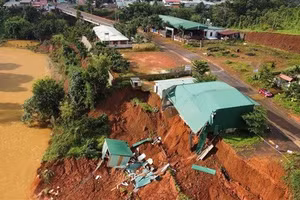 Đối với các khu vực đã phát hiện có nguy cơ sạt lở, lũ quét phải kiên quyết di dời người và tài sản ra khỏi khu vực nguy hiểm.