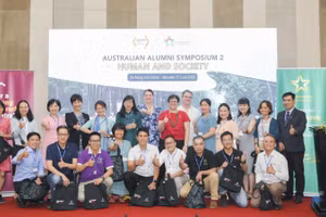 Các diễn giả cựu sinh cùng cán bộ Đại sứ quán Australia Việt Nam 