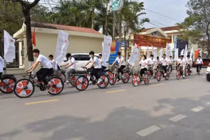 Diễu hành tuyên truyền Ngày Quốc tế bao cao su. Ảnh Văn Lự.