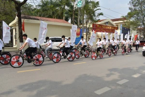 Diễu hành tuyên truyền Ngày Quốc tế bao cao su. Ảnh Văn Lự.