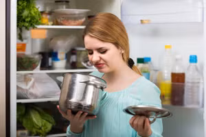 Tùy thuộc vào loại thực phẩm, nếu nó bị hỏng, nó có thể có mùi mốc, vị chua, có các đốm hoặc vết thâm. (Ảnh: ITN).