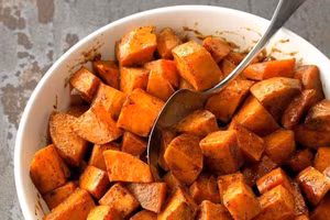  Khoai lang là một trong những loại thực phẩm được ưa chuộng vào mùa đông. (Ảnh: ITN)