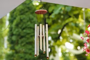 Ở một số nền văn hóa, chuông gió được cho là mang lại may mắn, tài lộc, sức khỏe và thịnh vượng. (Ảnh: ITN).