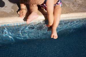 Đối với cả trẻ nhỏ và trẻ lớn hơn, việc huấn luyện an toàn dưới nước là rất cần thiết. (Ảnh: ITN).