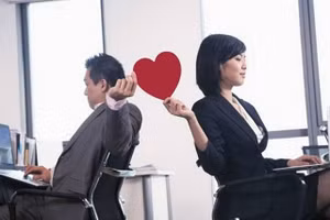 Ngoại tình nơi công sở ngày càng xảy ra nhiều 