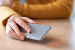 Cách bảo vệ thông tin khi dùng điện thoại nơi đông người