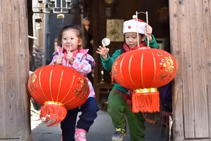 Đèn lồng giúp xua đuổi xui xẻo. (Ảnh: ITN).