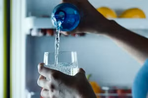 Uống nước lạnh ngay sau bữa ăn sẽ làm mạch máu co lại gây khó khăn trong việc tiêu hóa thức ăn và giữ ấm cơ thể. (Ảnh: ITN)