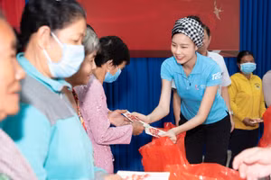 Hoa hậu Bảo Ngọc trao tặng nhà Đại đoàn kết cho hộ dân ở biên giới 