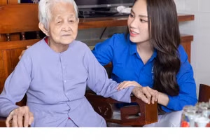 Hoa hậu Mai Phương thăm hỏi bà mẹ Việt Nam anh hùng. 