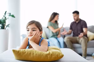 Hãy cho con bạn thấy rằng bạn có quyền kiểm soát tài chính của mình. (Ảnh: ITN).