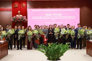 Phó Bí thư Thành ủy Nguyễn Văn Phong tặng hoa và chúc mừng các nhà giáo 19 trường CĐ, TC nghề Hà Nội nhân ngày 20/11