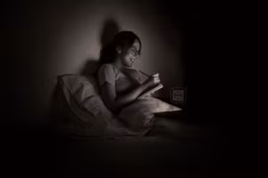 Chưa có một nhóm nghiên cứu nào kiểm tra tác động lâu dài của việc đọc sách trong bóng tối. (Ảnh: ITN)