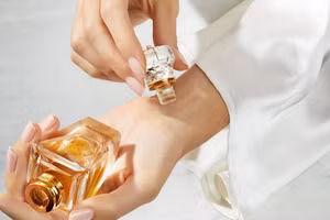 Viêm da tiếp xúc do mỹ phẩm có thể gây ra bệnh chàm, một căn bệnh về da dai dẳng gây phát ban ngứa. (Ảnh: ITN) 