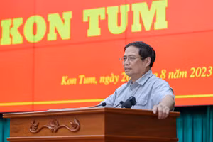 Thủ tướng Phạm Minh Chính phát biểu kết luận buổi làm việc với Ban Thường vụ Tỉnh ủy Kon Tum sáng 20/8 - Ảnh: VGP/Nhật Bắc