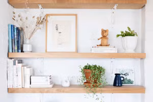  Có rất nhiều cách khác nhau để trang trí kệ sách trong nhà. (Ảnh: ITN)