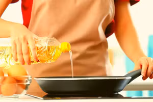 Khi lựa chọn dụng cụ nấu nướng, hãy tìm những vật liệu chắc chắn. (Ảnh: ITN).