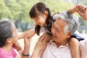 Ông bà yêu thương trẻ vô điều kiện. (Ảnh: ITN).