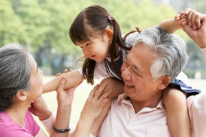 Ông bà yêu thương trẻ vô điều kiện. (Ảnh: ITN).