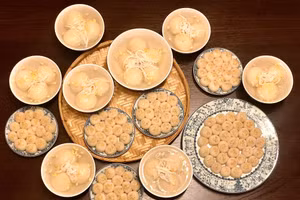 Theo truyền thống, bánh trôi, bánh chay truyền thống được làm từ bột nếp trắng, tròn đầy thể hiện tấm lòng thành kính của người còn sống với những bậc tiền nhân. 