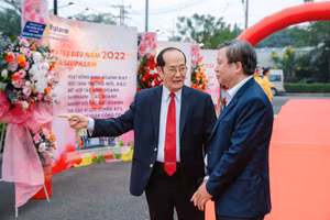 Thầy thuốc ưu tú Trần Tựu đang dẫn khách thăm quan Savipharm.