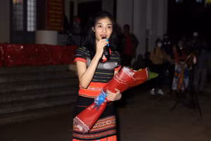 Á hậu Lona hóa thân thành cô gái Ê-đê mang xuân về với buôn làng 