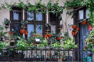 Đối với hầu hết các căn hộ chung cư, không gian ngoài trời duy nhất là ban công. (Ảnh: ITN).