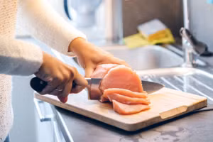 Nghiên cứu đã xác định những vật dụng nhà bếp thường bị lây nhiễm chéo trong quá trình chuẩn bị bữa ăn. (Ảnh: ITN).