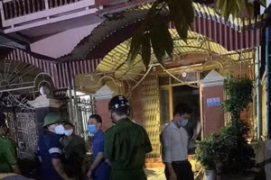 Cơ quan chức năng có mặt tại ngôi nhà xảy ra vụ việc.