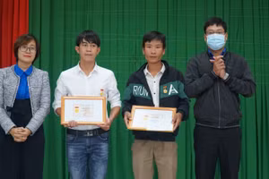 Đại diện Tỉnh Đoàn Thừa Thiên Huế trao huy hiệu Tuổi trẻ dũng cảm cho anh Tuấn và anh Cường.