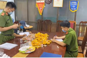 Tài xế N.V.H. làm việc với cơ quan chức năng. Ảnh: Công an Bắc Giang.