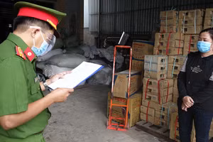 Cơ quan chức năng đọc lệnh khám xét nơi ở của Nguyễn Thị Khanh Em. Ảnh: Công an An Giang.