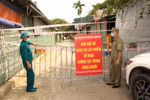 Cơ quan chức năng phong tỏa xóm Gốc Mít. Ảnh: Đức Tùy.