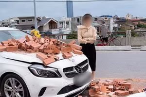 Hành động đẹp của nữ tài xế Mercedes sau khi bị xe xích lô chở gạch tông trúng 