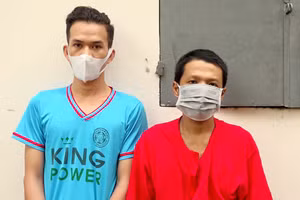 Lương Bá Đạt (trái) và Trần Thanh Điền tại cơ quan điều tra. Ảnh: Công an An Giang.